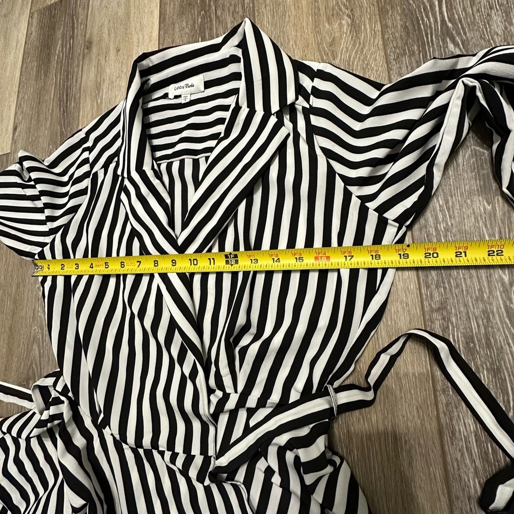 🛍️ Leo & Viola black and white striped unique wrap shirt excellent condition. - Picture 9 of 10